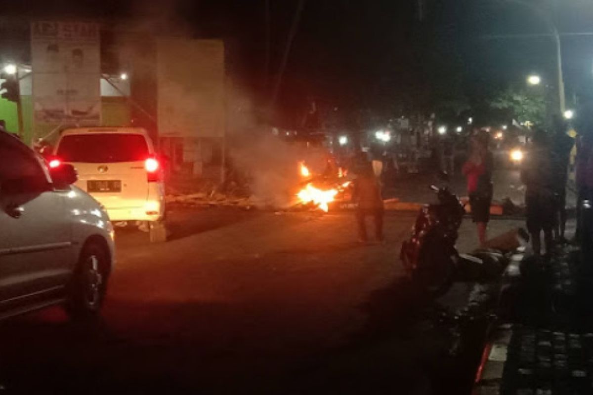 Ruas jalan kota Dompu diblokir massa pendukung pasangan SUKA sembari aksi bakar ban dan tumpukan kayu