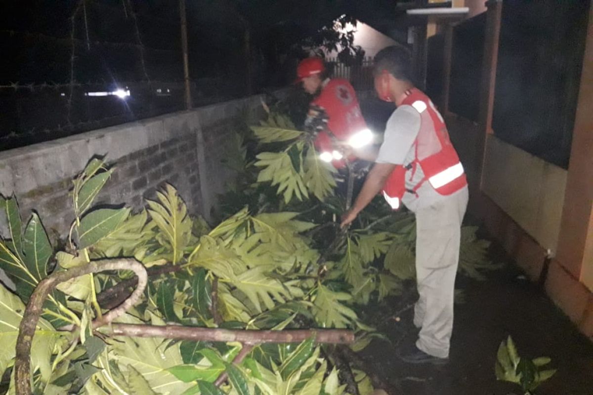 Puluhan rumah di  Sukabumi rusak diterjang angin kencang