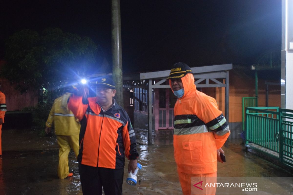 Wali Kota Padangsidimpuan pantau titik banjir