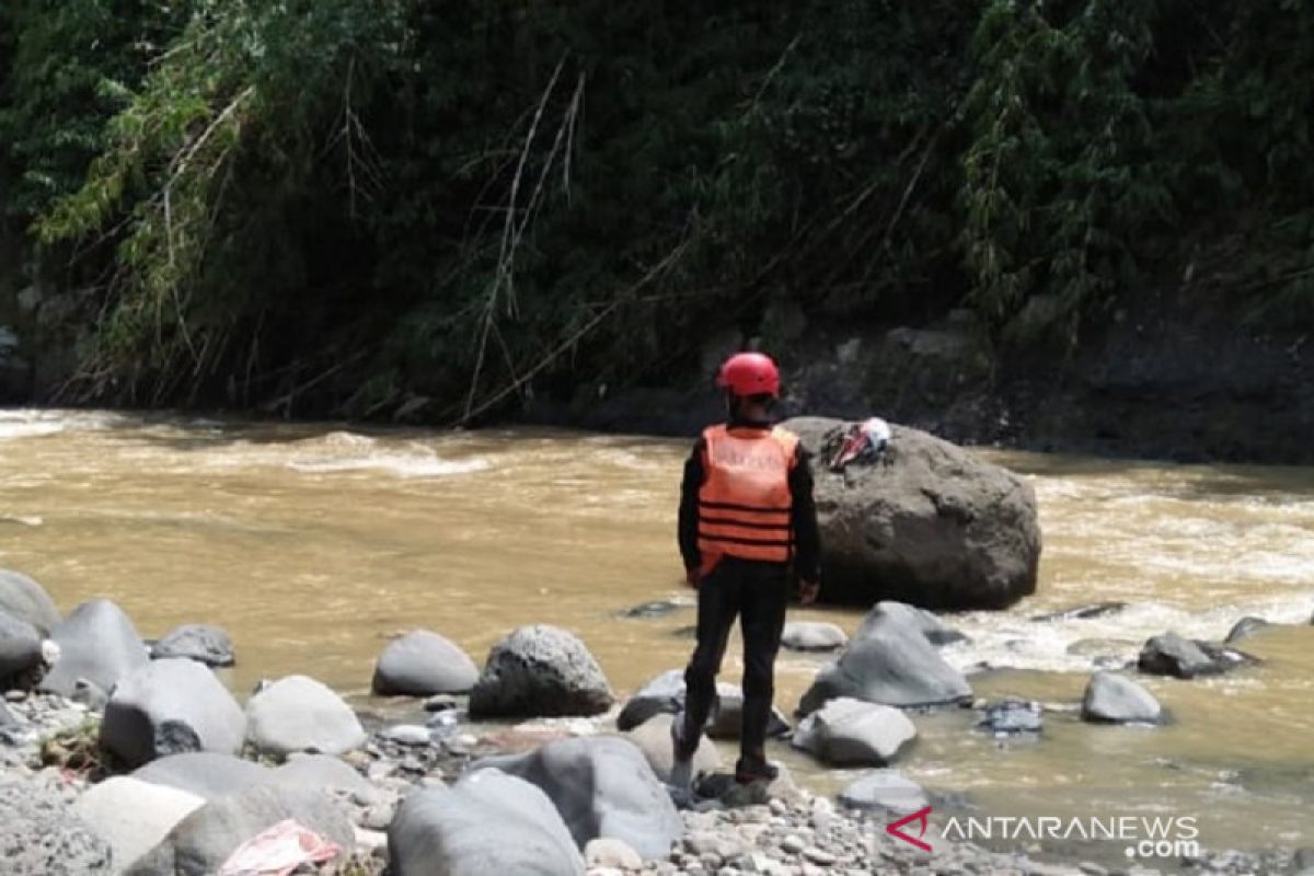 Pencarian korban hilang terseret arus banjir bandang di Sukabumi ditunda