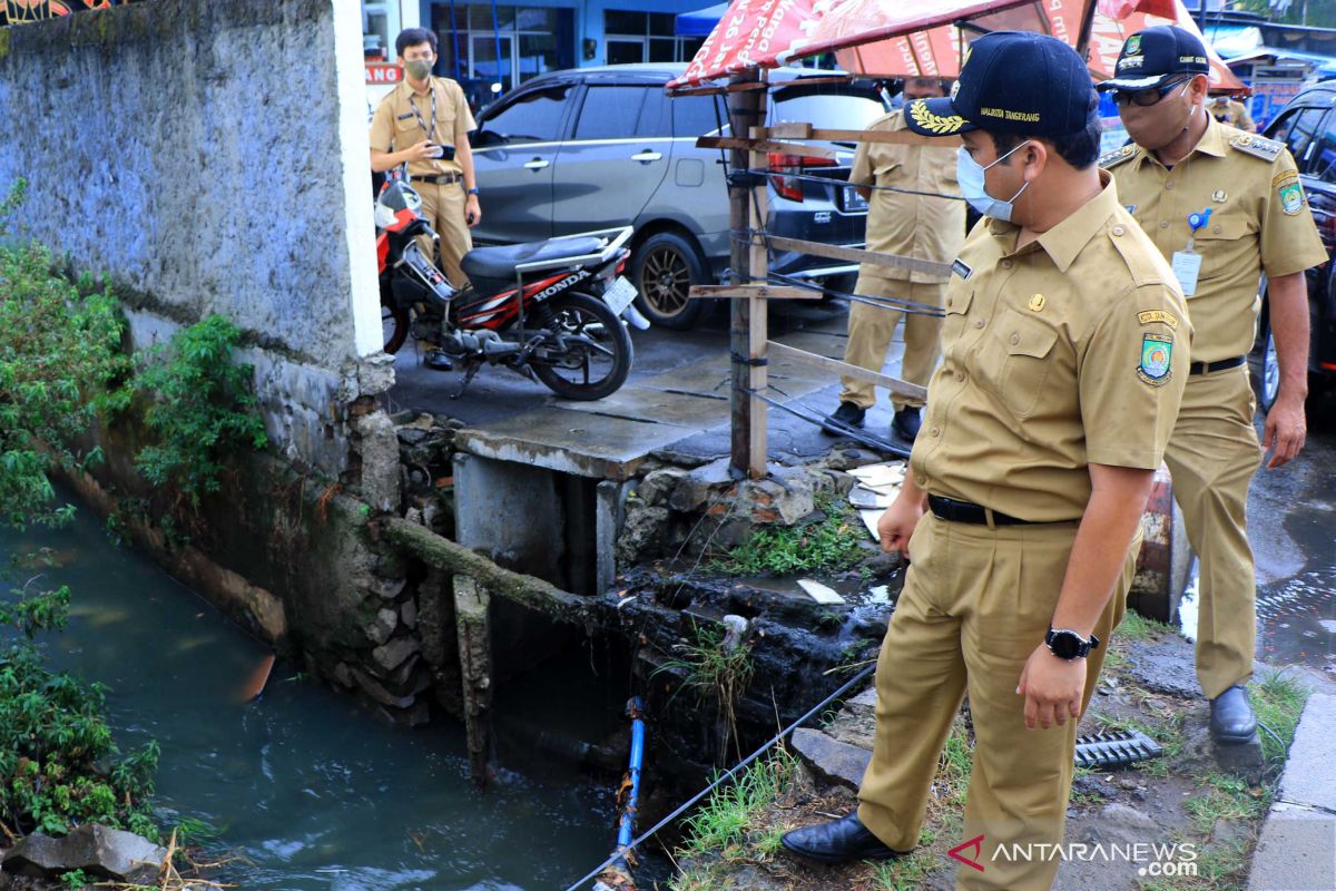 Wali Kota Arief  perintahkan Dinas PUPR keruk lumpur dari sungai