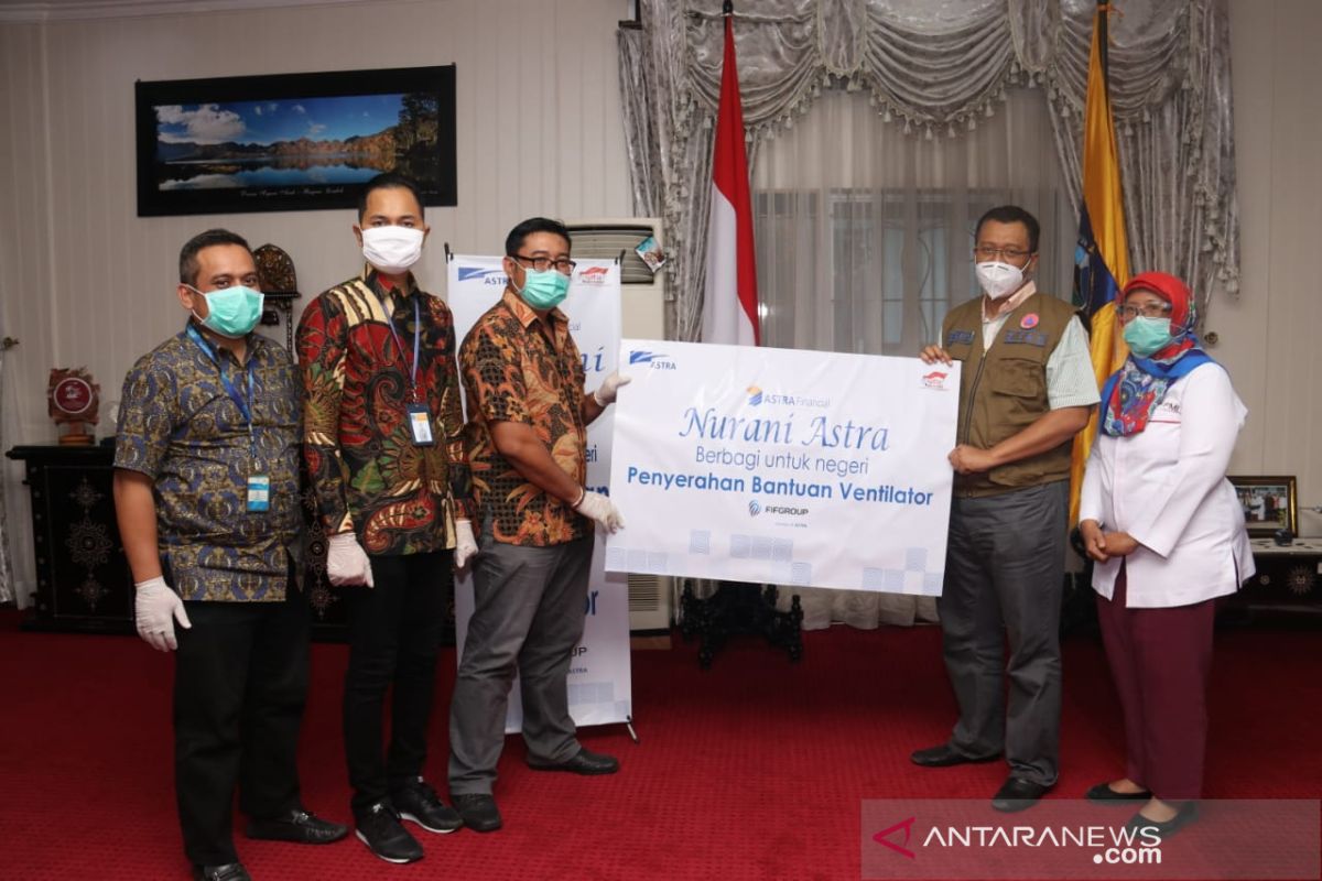 Gubenur NTB menerima bantuan ventilator dari Astra Financial