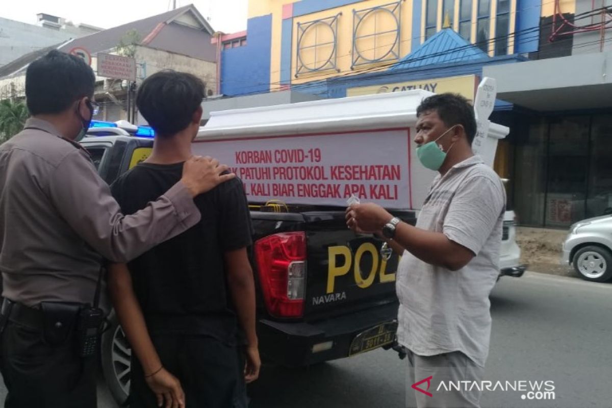 Polisi di Medan sosialisasi bahaya COVID-19 dengan membawa peti mati