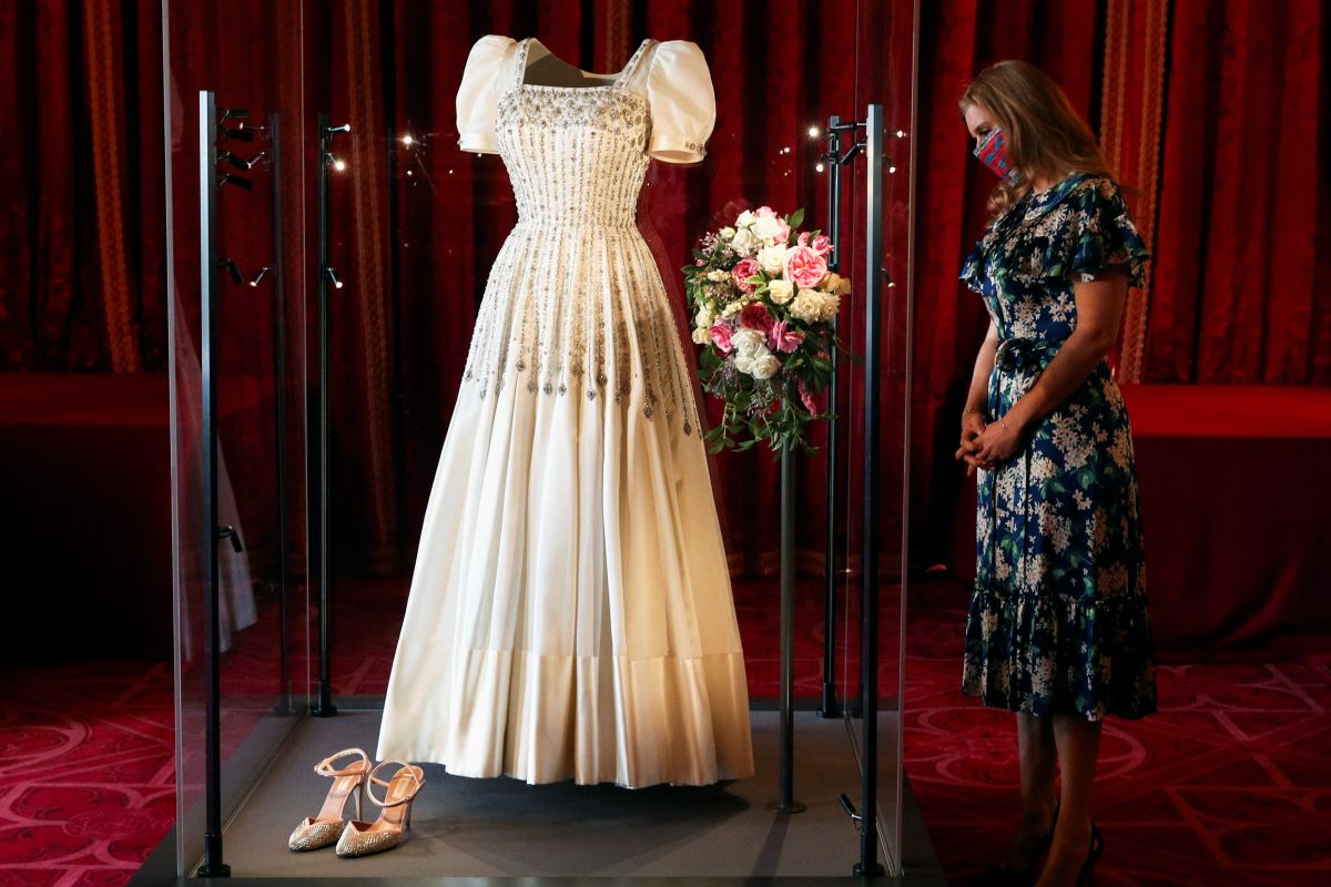 Gaun pengantin Putri Beatrice dari Inggris dipamerkan untuk publik