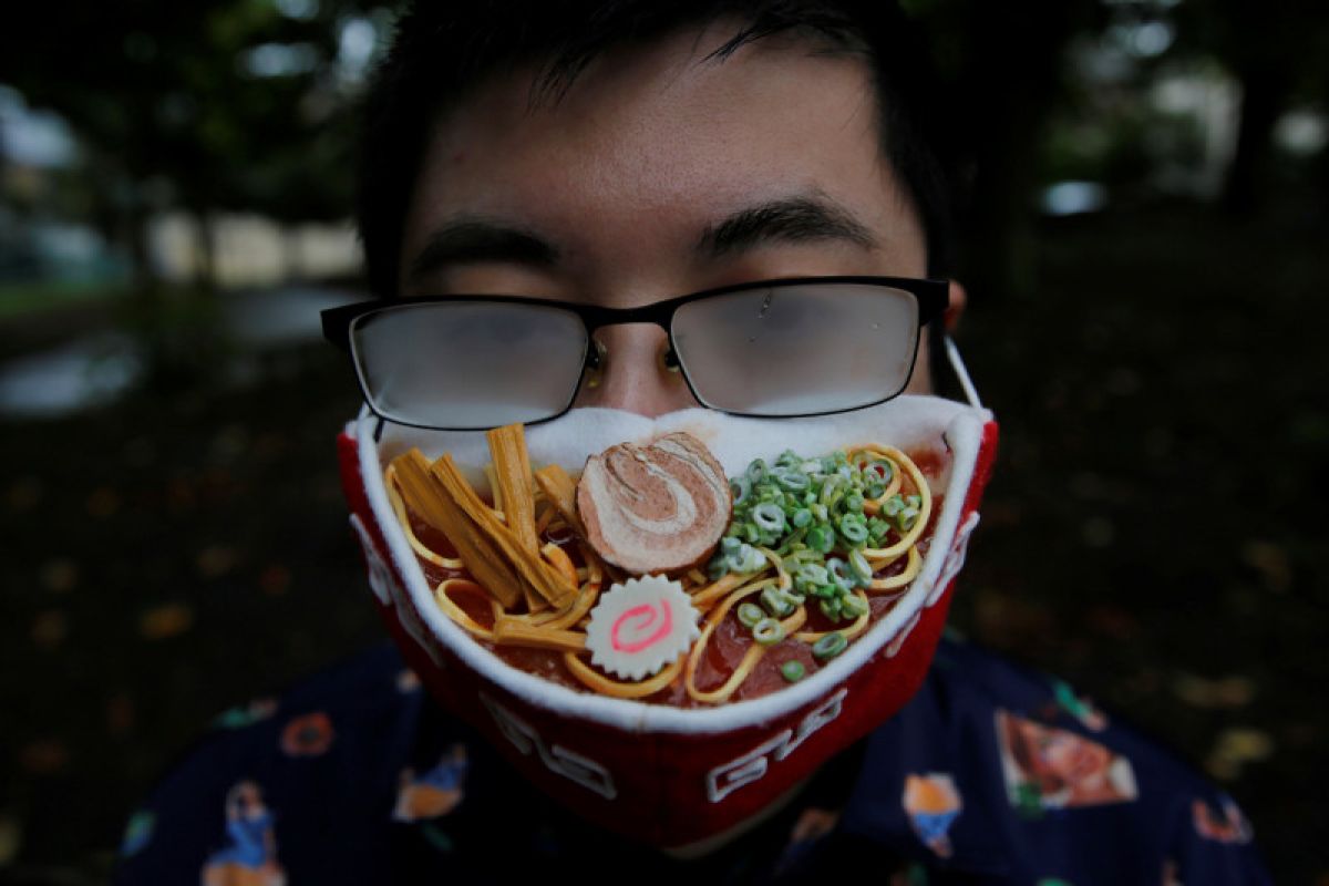 Kacamata berembun paduan sempurna masker ramen buatan seniman Jepang