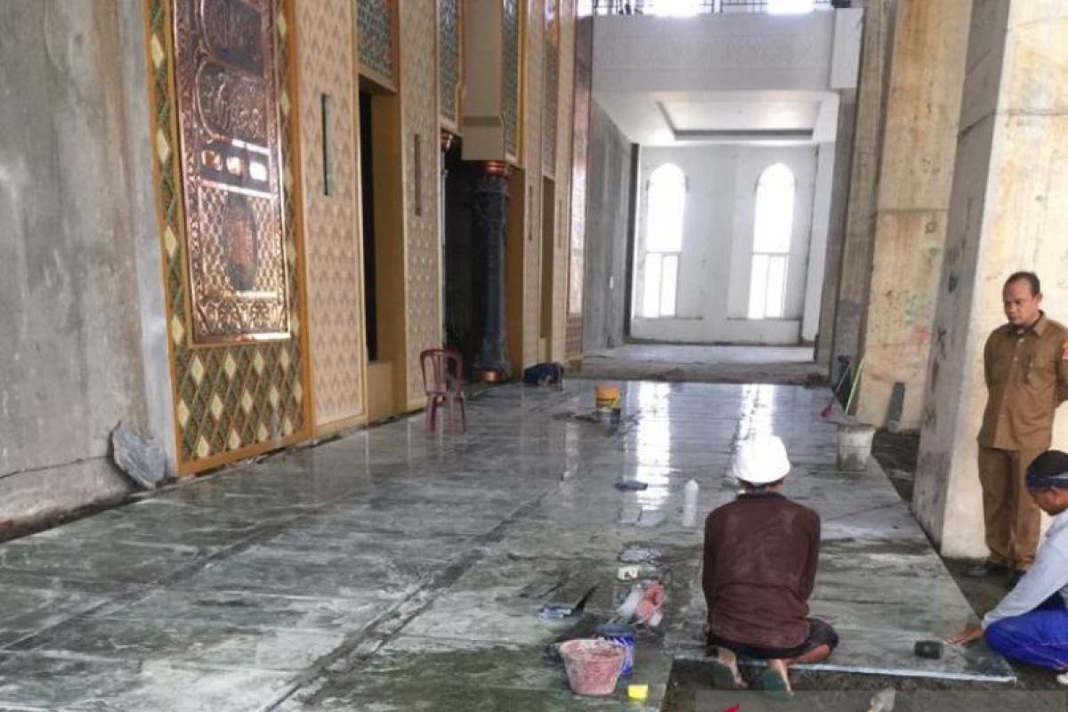 Batu giok mulai dipasang di lantai Masjid Agung Baitul A'la Nagan Raya