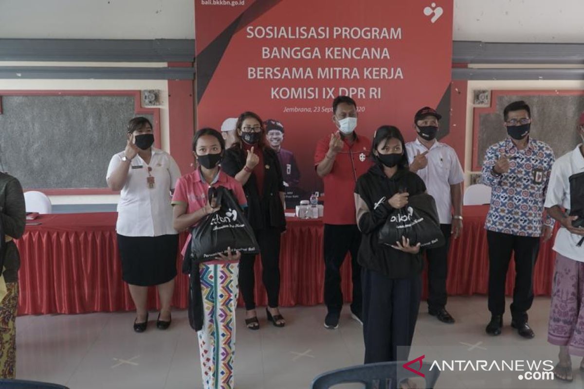 Anggota DPR bersama BKKBN Bali sosialisasikan program 