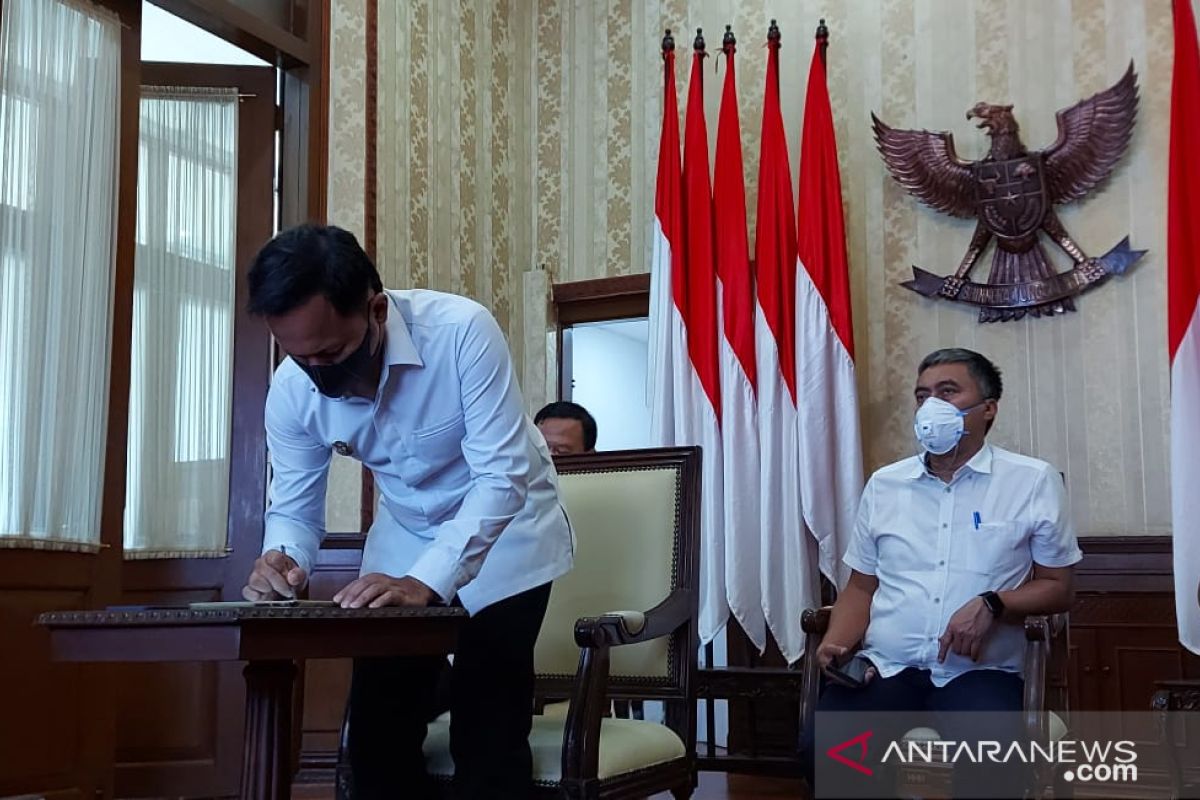 Wali Kota Bogor mengikuti penandatanganan pinjaman  untuk pemulihan ekonomi