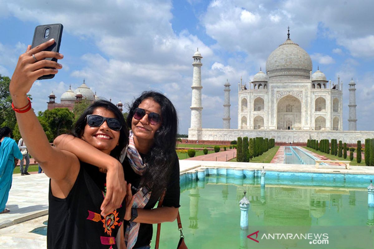 Taj Mahal India dibuka kembali untuk turis saat pembatasan dicabut