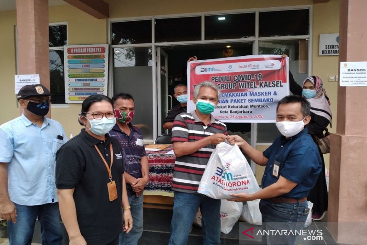 Telkom  bagikan Sembako kepada warga Mentaos Banjarbaru