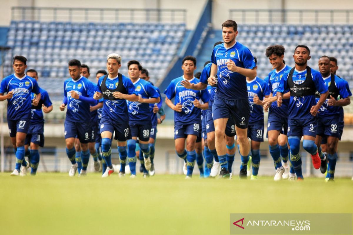 Alberts larang pemain Persib Bandung rayakan tahun baru