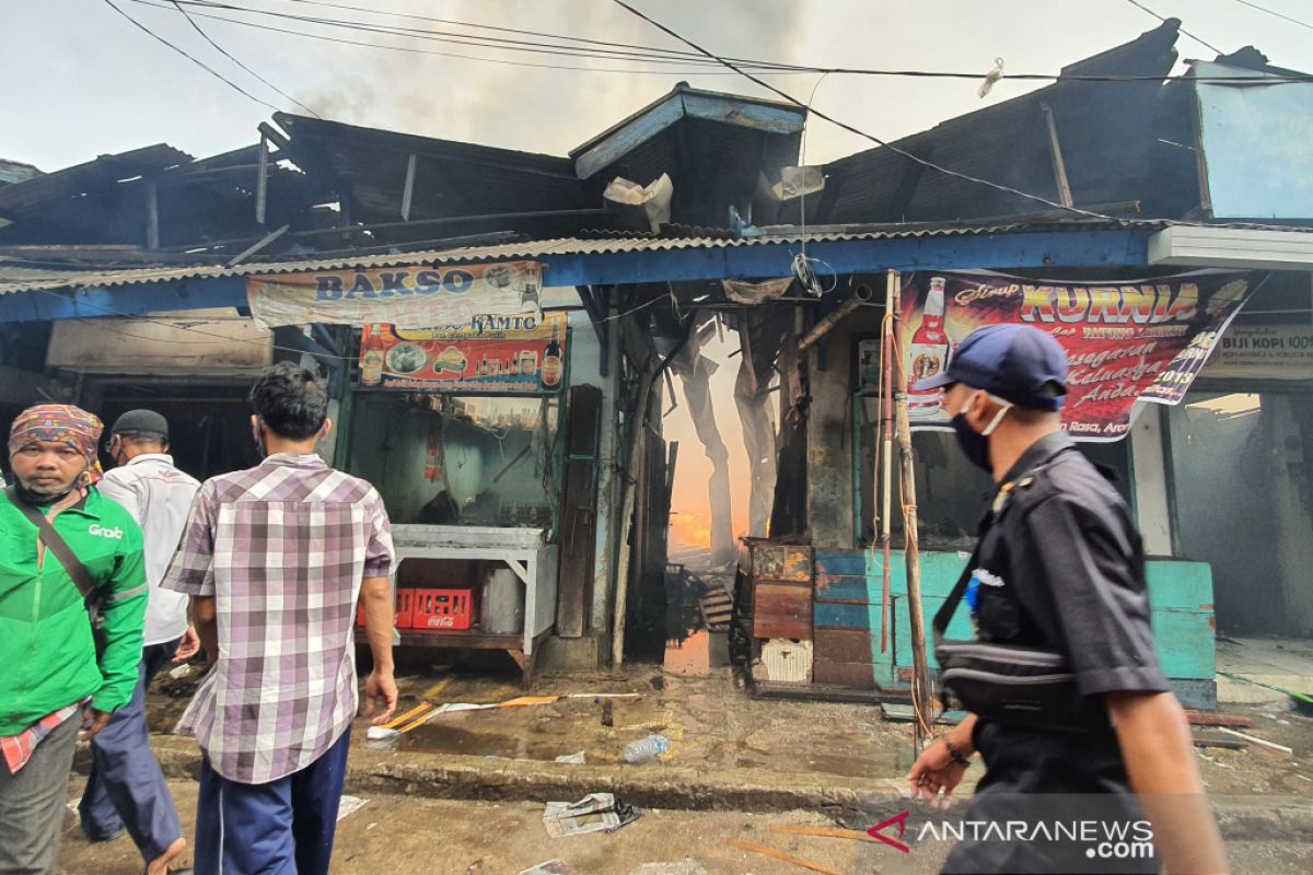 Api di Pasar Cempaka Putih diduga berasal dari kios pemotongan ayam