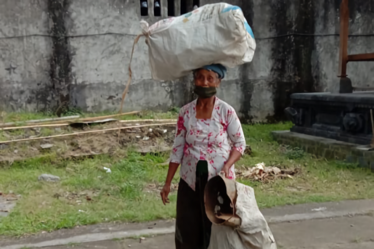 Warga Desa Pejeng Kangin Gianyar-Bali kumpulkan 4 ton sampah  selama COVID-19
