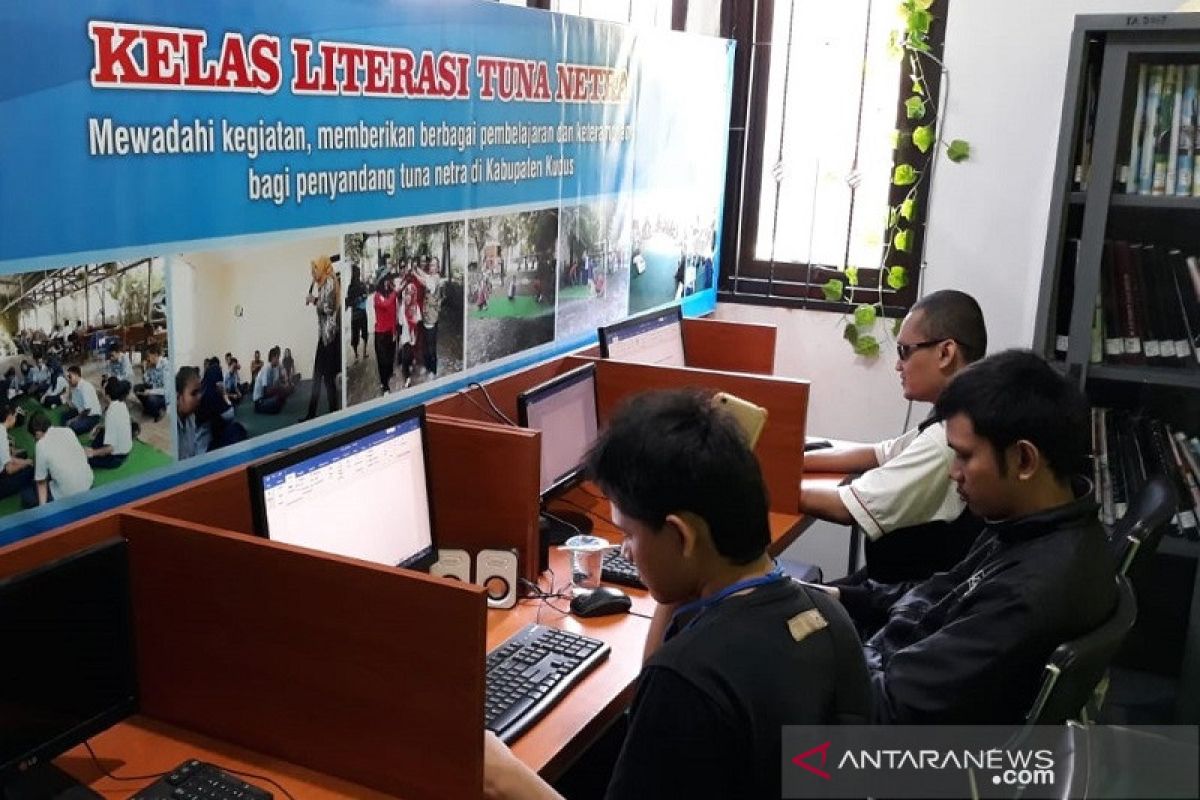 Penyandang tunanetra dilatih operasikan komputer