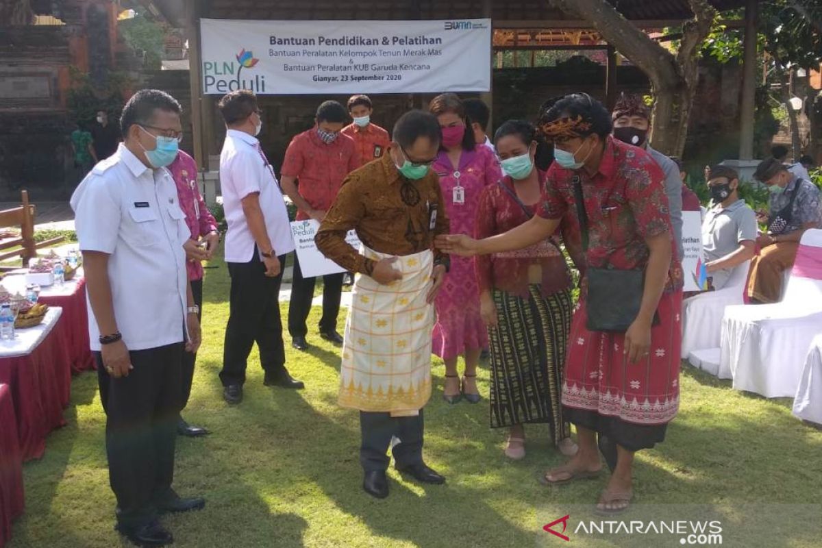 Guna tingkatkan produksi, Pengrajin tenun Gianyar dibantu peralatan