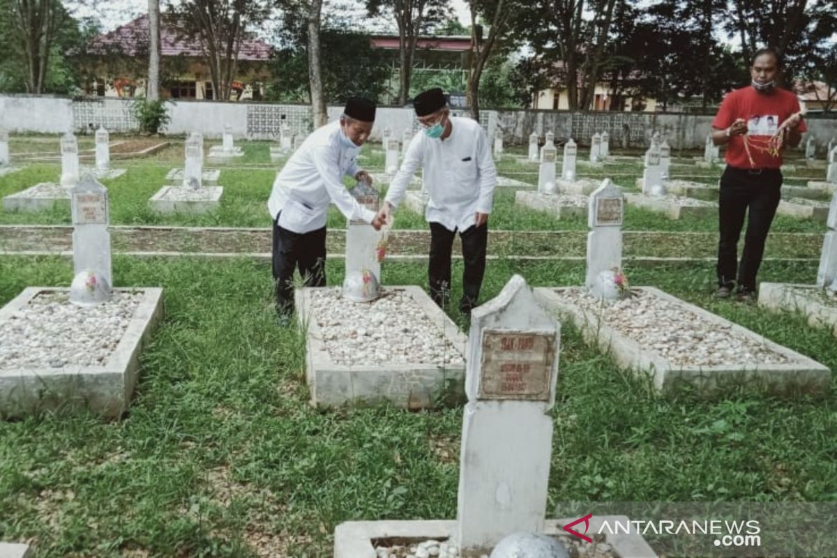 Mendapat nomor urut dua, Paslon TAMPIL langsung ziarah ke makam pahlawan