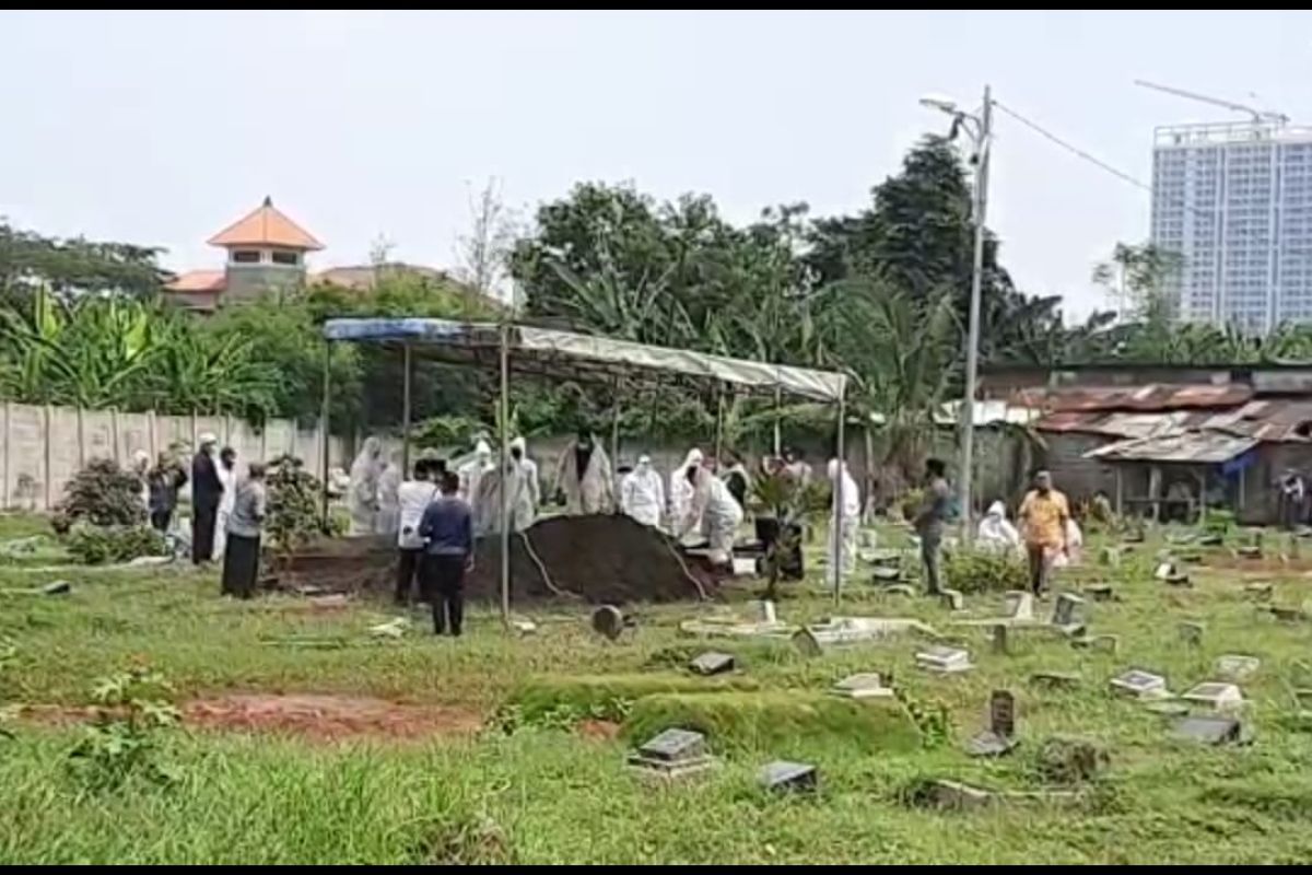 Istri mantan Wali Kota Jakbar dimakamkan di samping pusara anak