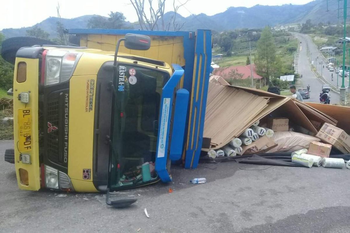 Rawan kecelakaan, satu truk terbalik di tanjakan Lukup Badak Takengon