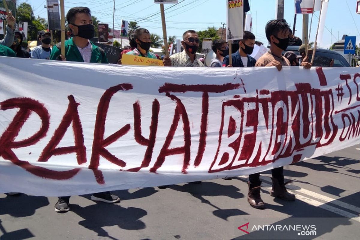 Massa aksi demo tolak Omnibus Law di Bengkulu dibubarkan paksa