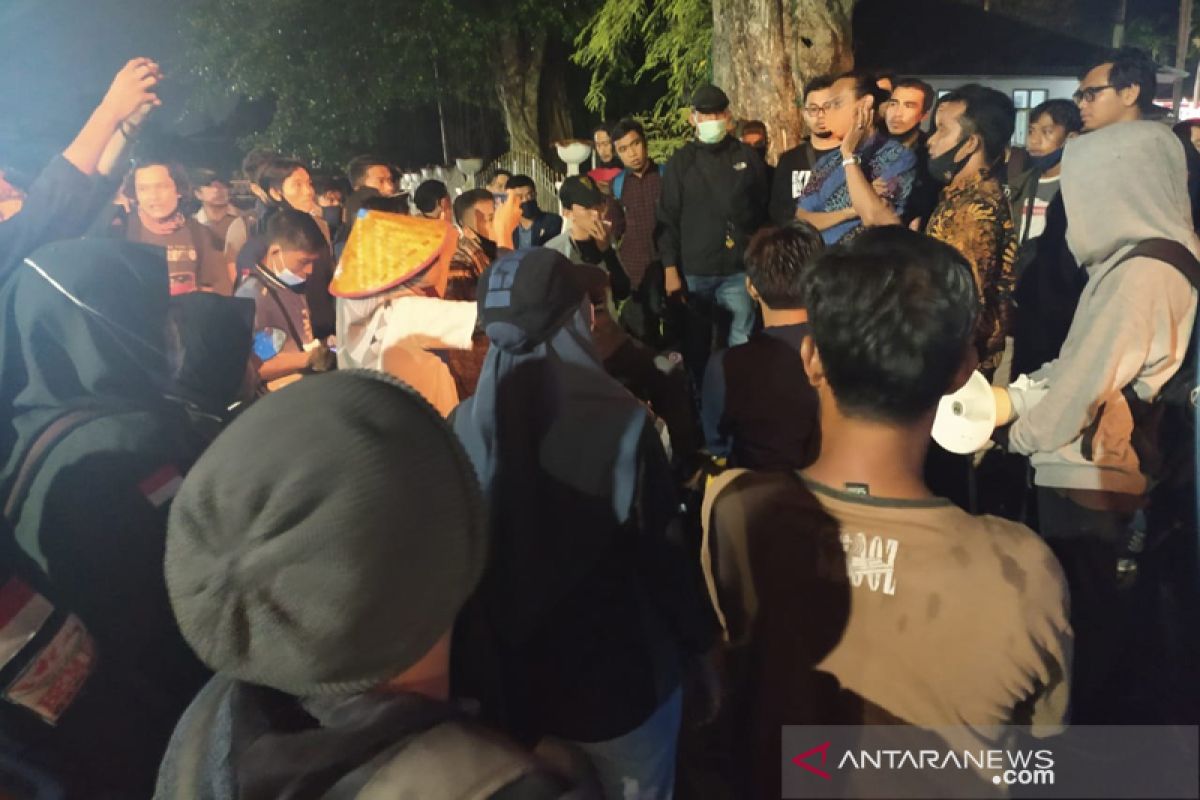 Aktivis ditangkap, para pengunjukrasa bertahan hingga malam di Polres Bengkulu