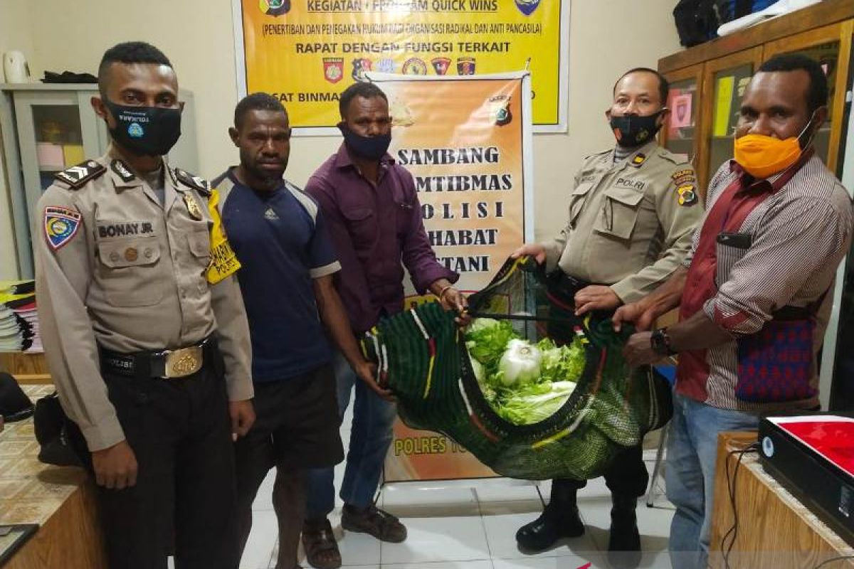 Petani tradisional Tolikara sumbang sayur untuk personel polisi