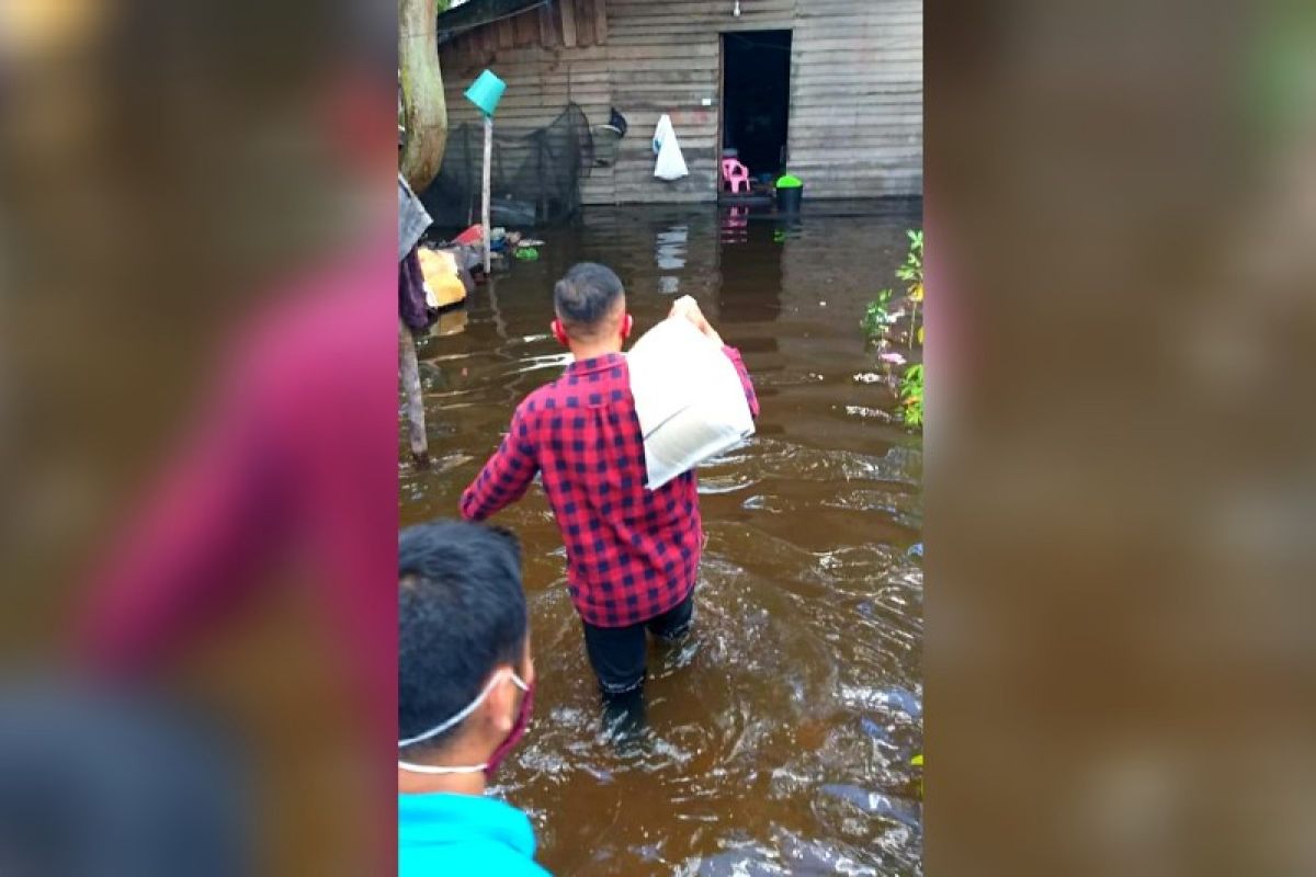 Ketua DPRD Seruyan terobos banjir salurkan bantuan kepada masyarakat