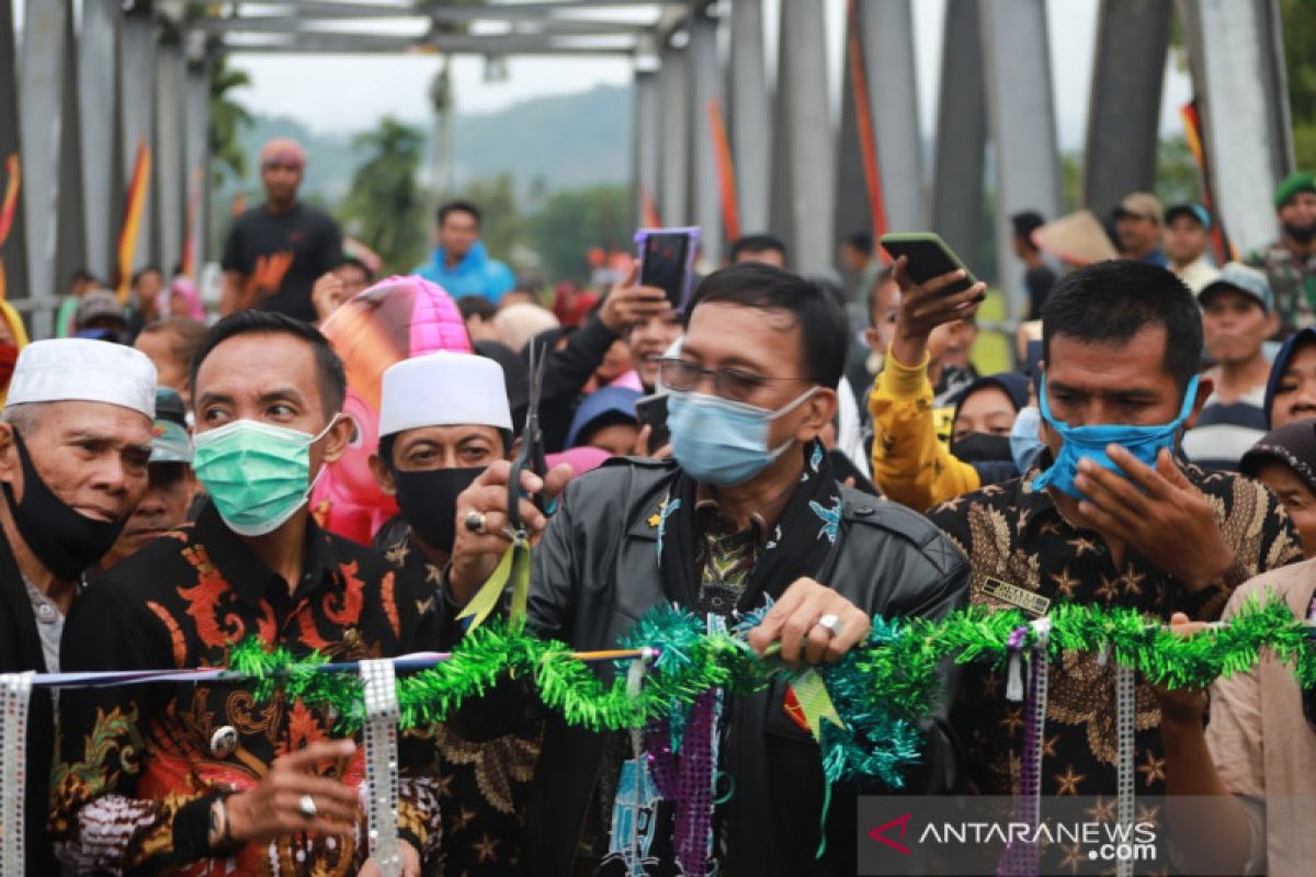 Bupati Pessel resmikan Jembatan Binjai Tapan untuk penghubung ribuan warga