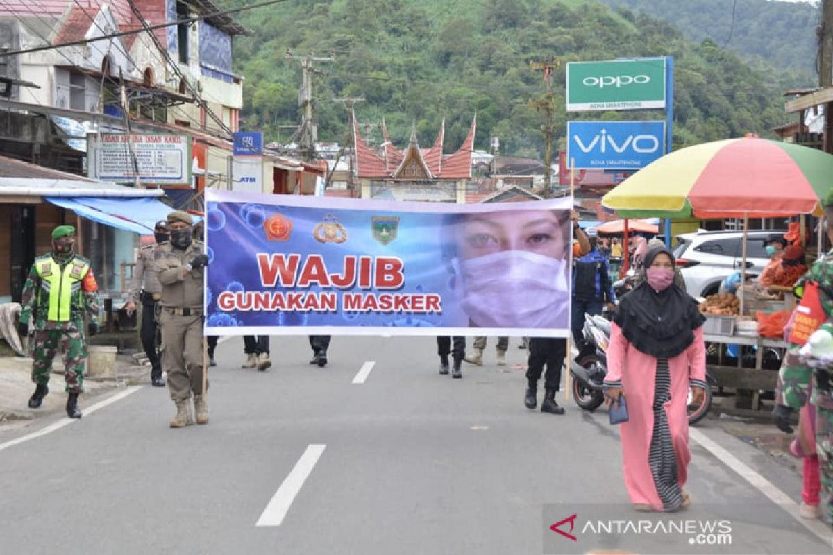 Tim gabungan di Padang Panjang sosialisasikan Perda adaptasi kebiasaan baru di pasar