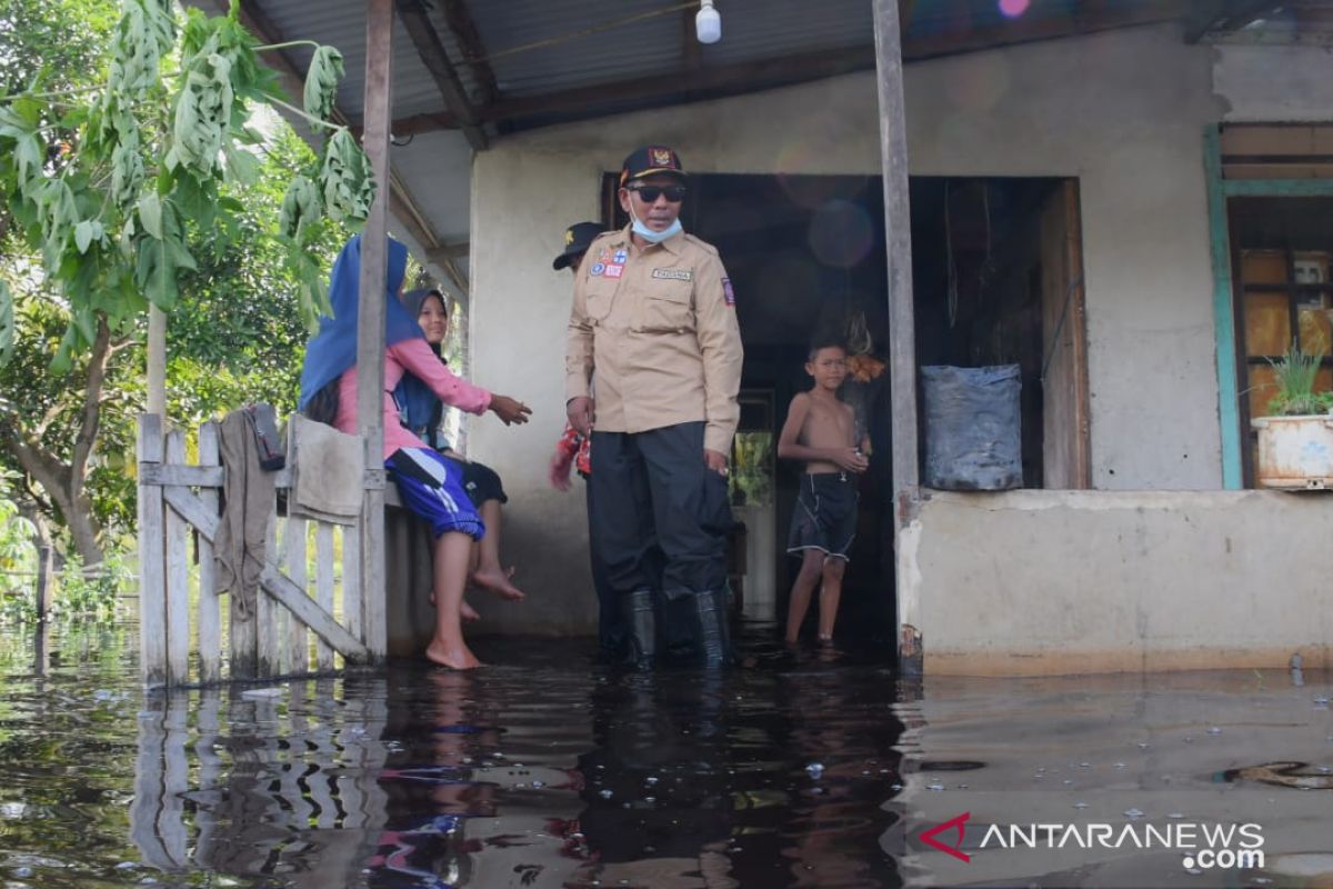 Bupati Kayong Utara bantu korban banjir