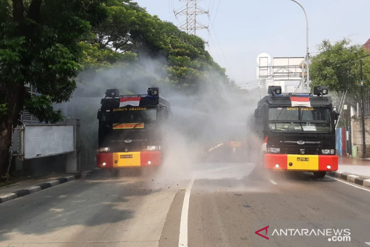 Brimob Polda Metro lakukan disinfeksi jalur protokol