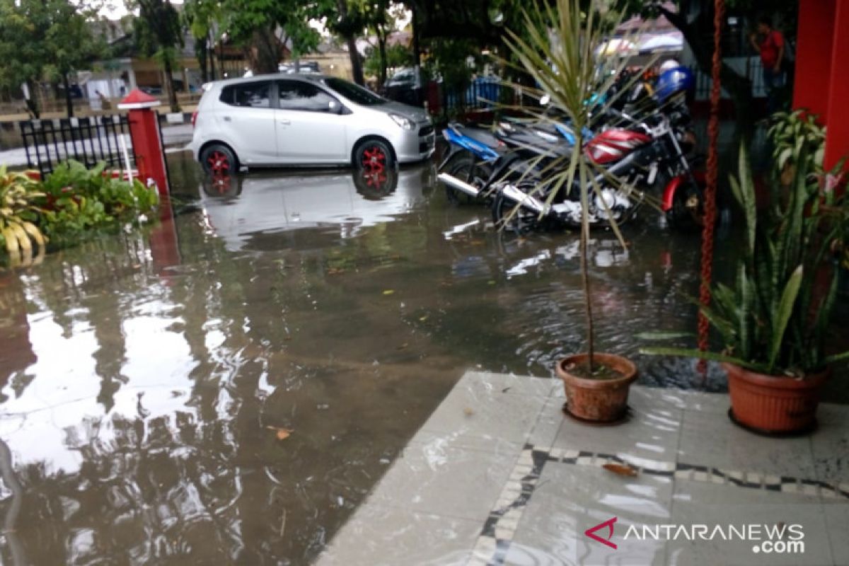 Hujan deras satu jam di Pekanbaru, jalanan tergenang