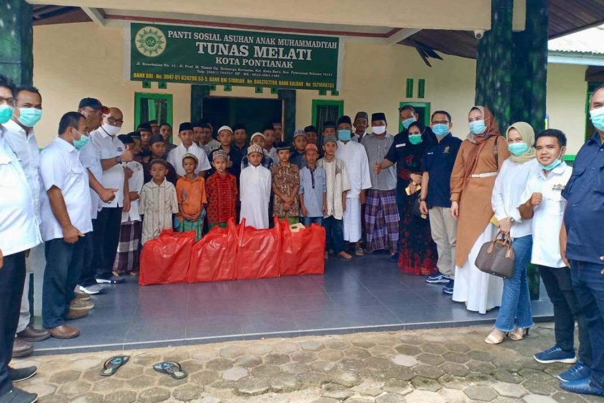 Kadin Kalbar gelar bakti sosial ke sejumlah panti asuhan