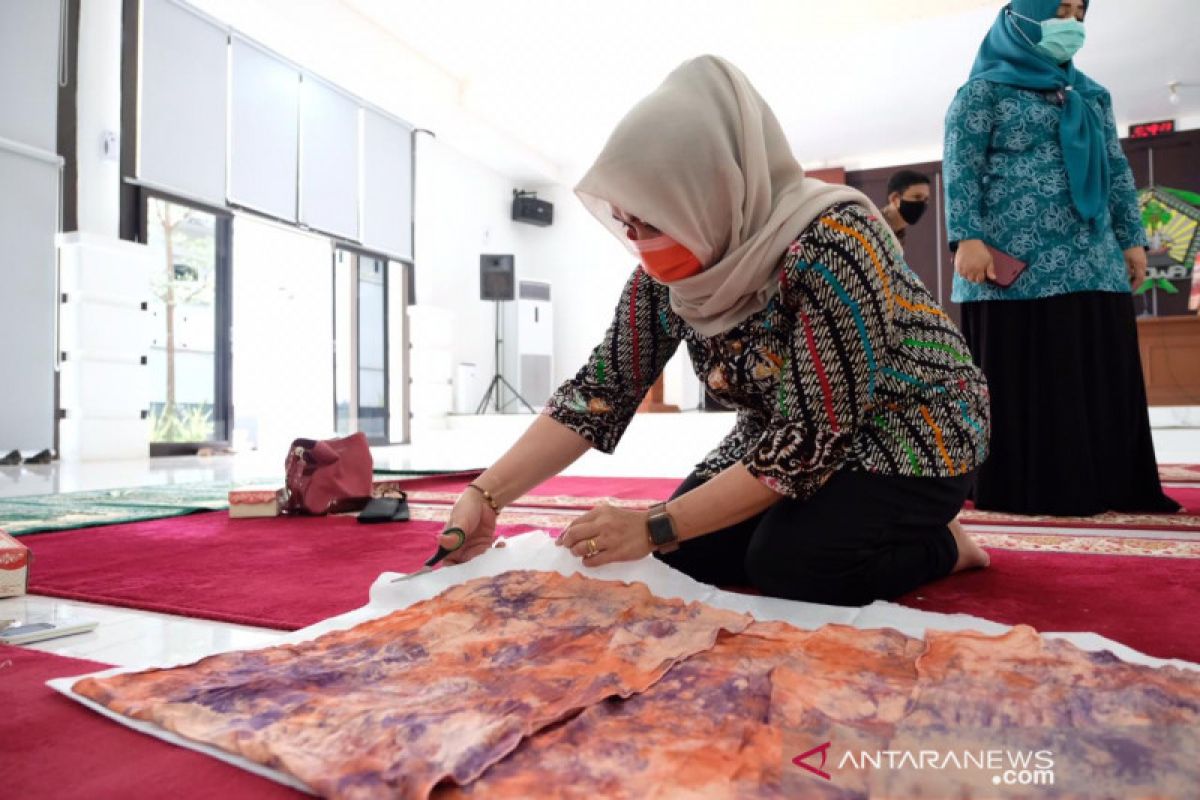 PKK Gowa belajar batik shibori di tengah pandemi