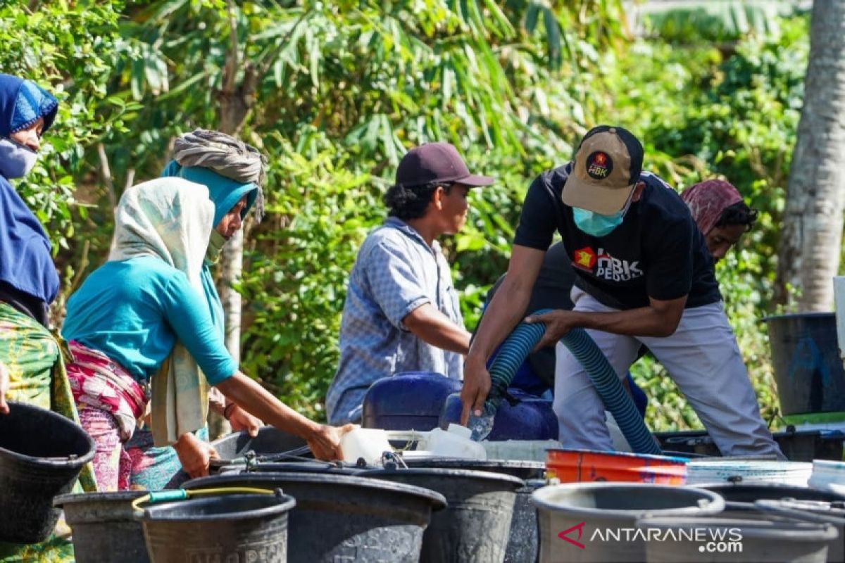 Anggota DPR menyalurkan air bersih ke warga terdampak kekeringan