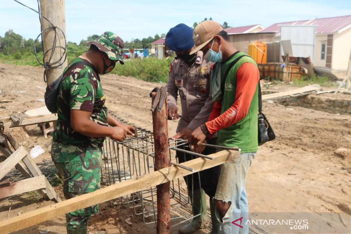 Satgas TMMD bersama warga rangkai kawat besi jembatan di Tarakan