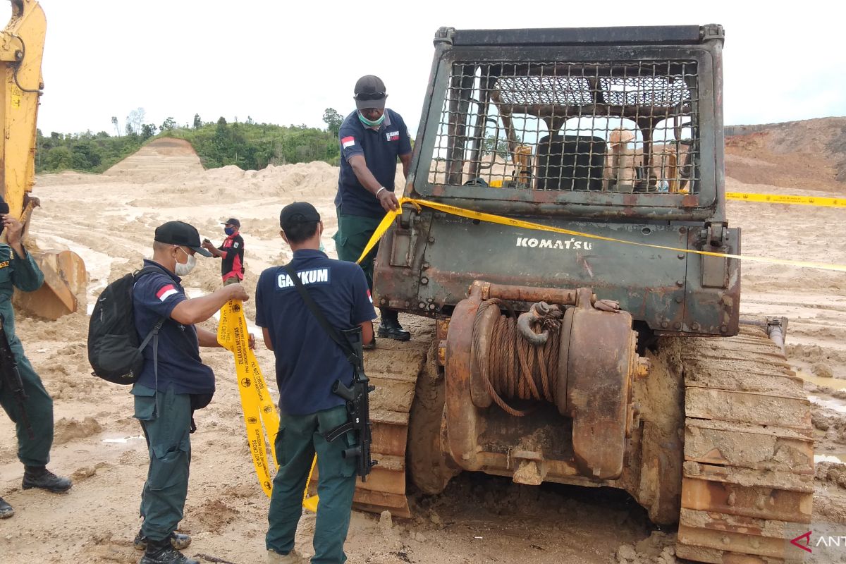 Balai Gakkum LHK amankan operator alat berat galian C di Sorong