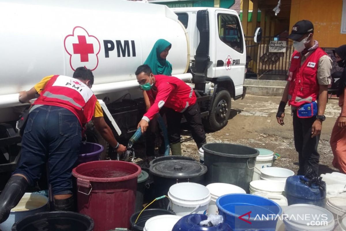 PMI distribusikan ribuan liter air bersih untuk korban banjir bandang Sukabumi