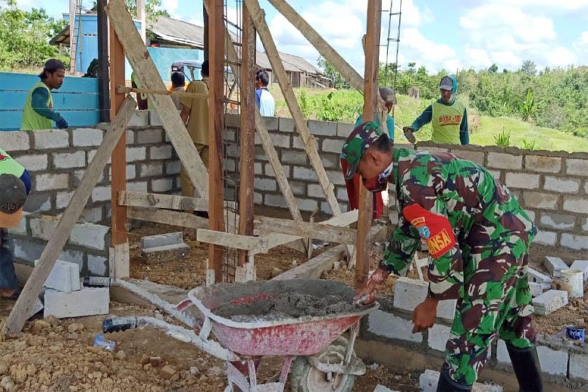 Masyarakat Mampuak gotong royong membangun pos Babinsa