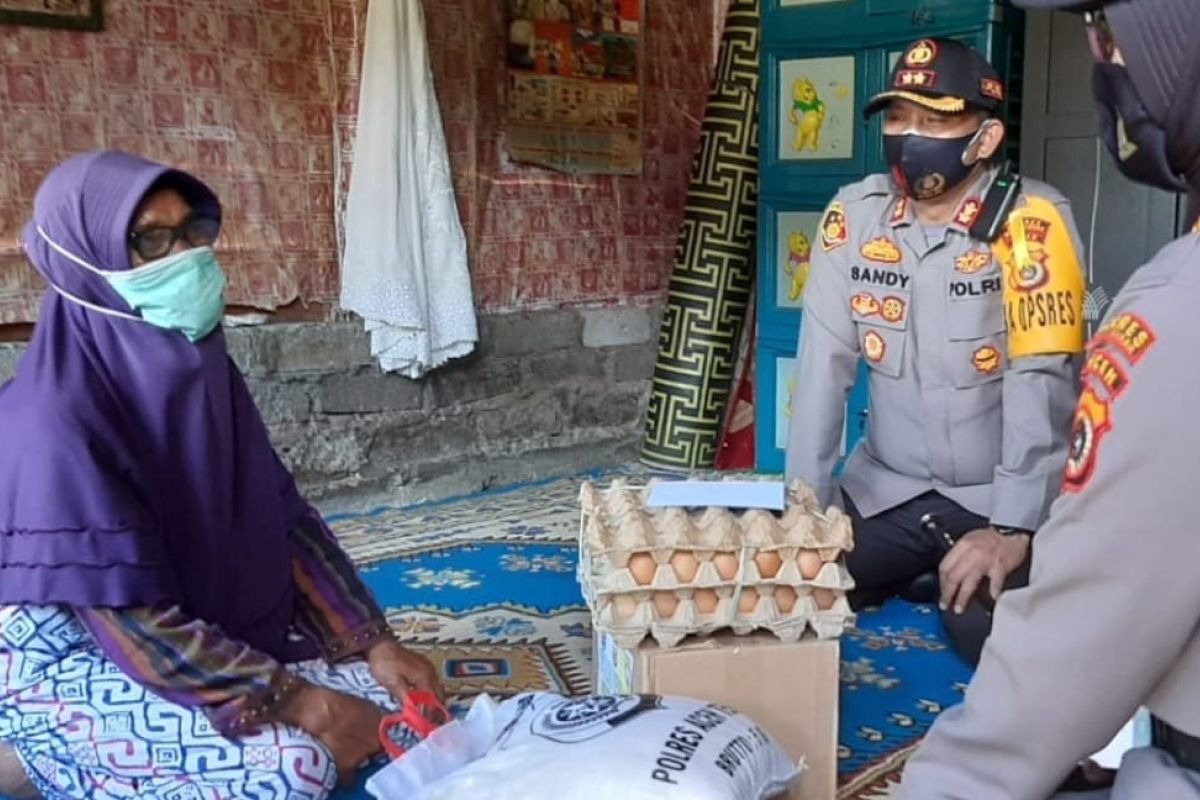 Polres Aceh Tengah sosialisasi cegah COVID-19 sembari bagi-bagi sembako
