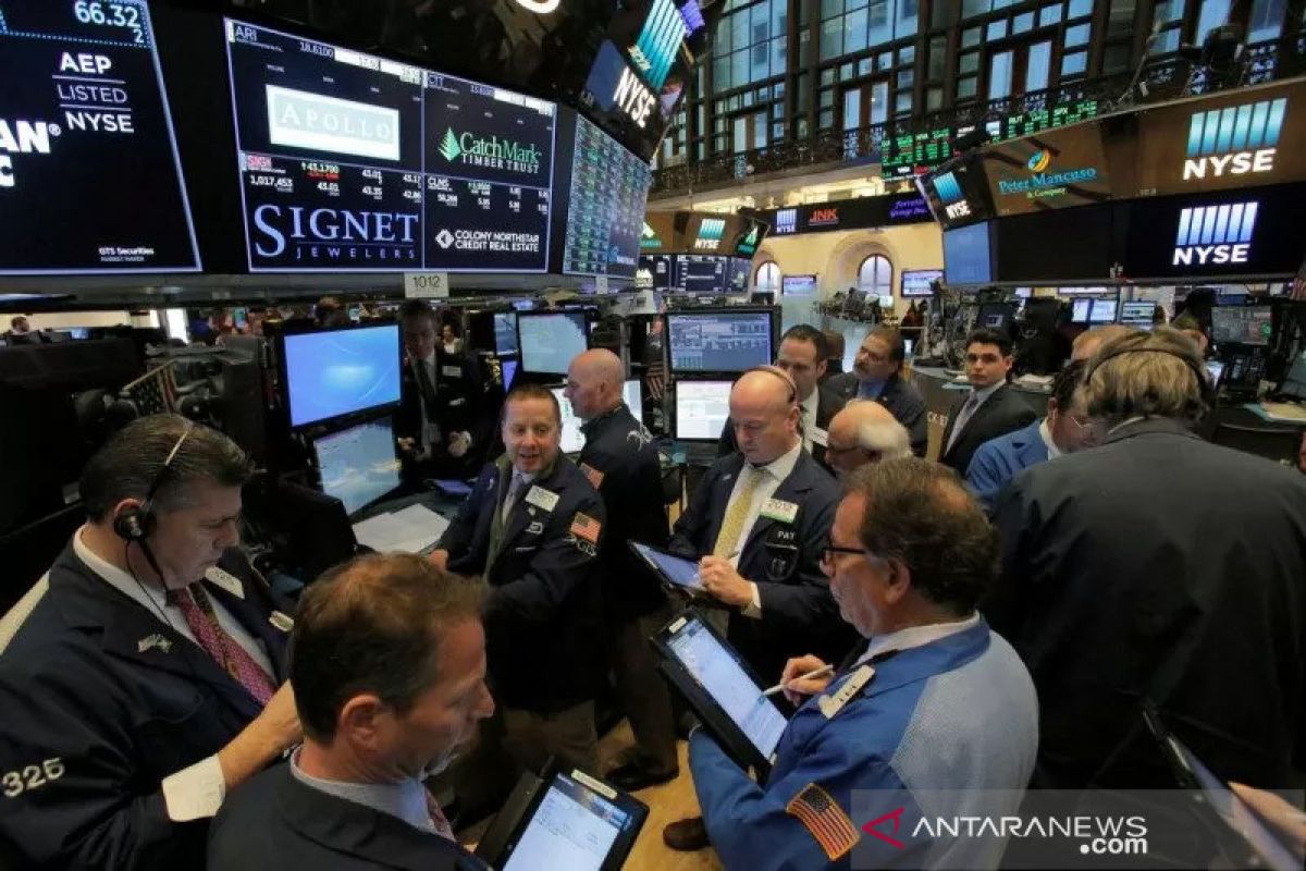Wall Street berakhir menguat ketika pembicaraan stimulus berlanjut