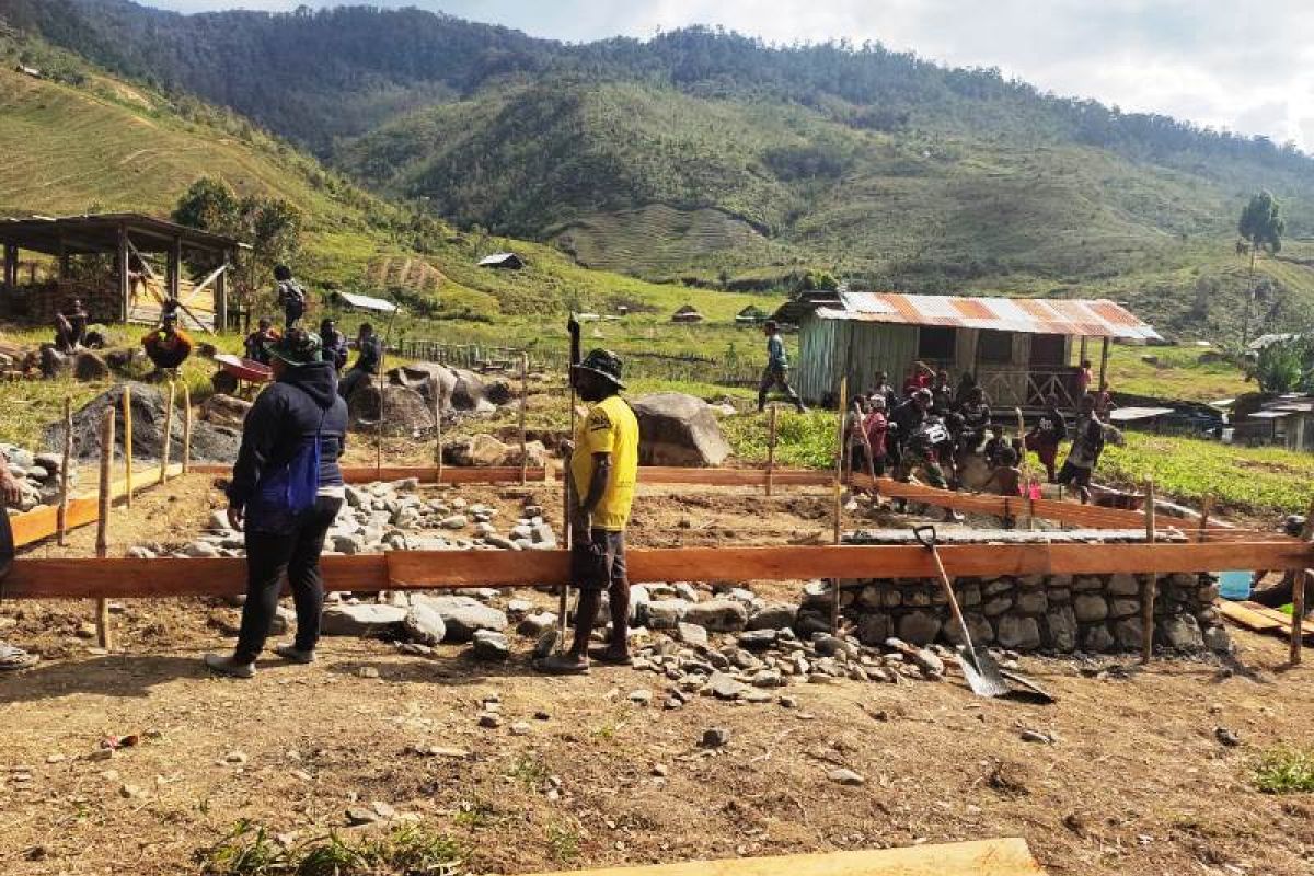Satgas TMMD rampungkan bangunan balai penyuluhan KB Kampung Nioga