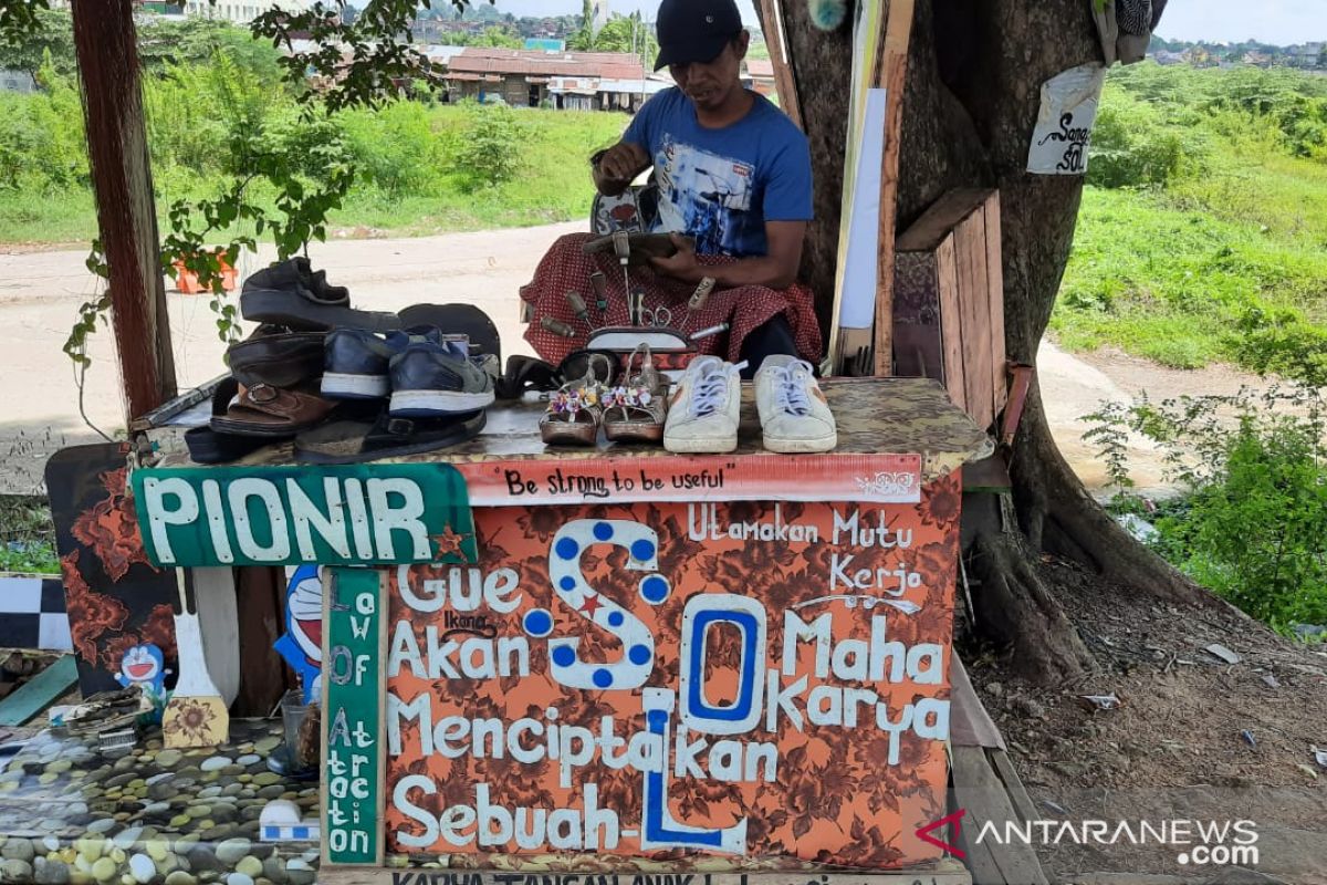 Pandemi bikin tukang sol sepatu kerap pulang tanpa penghasilan