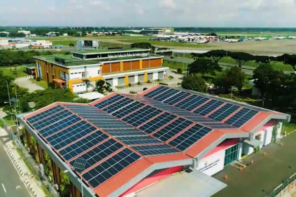 720 panel surya hiasi atap gedung Bandara Soetta mulai 1 Oktober