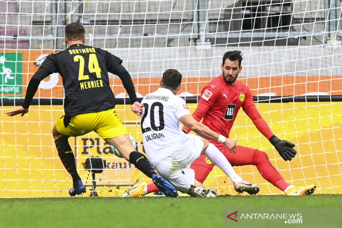 Pecundangi Dortmund, Augsburg perpanjang start sempurna Liga Jerman musim ini