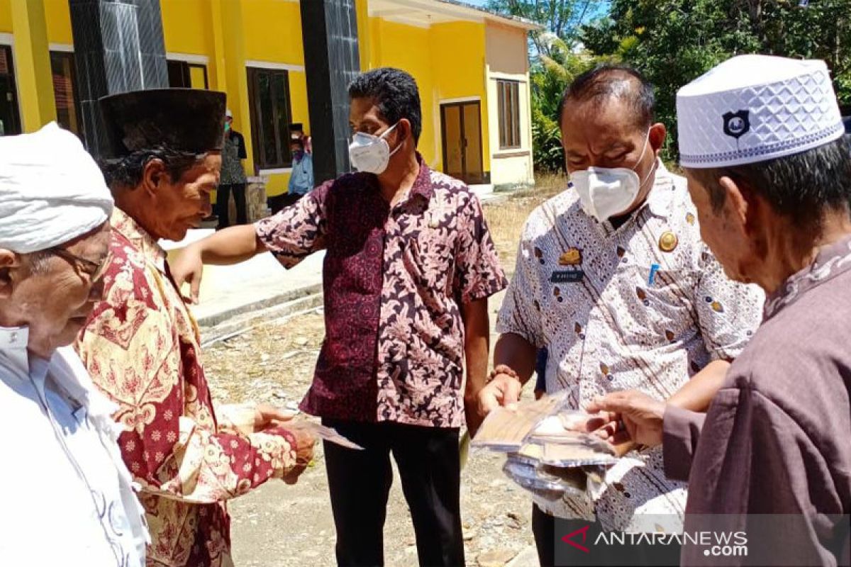 Setdakab Luwu Timur bagikan masker kepada petugas keagamaan