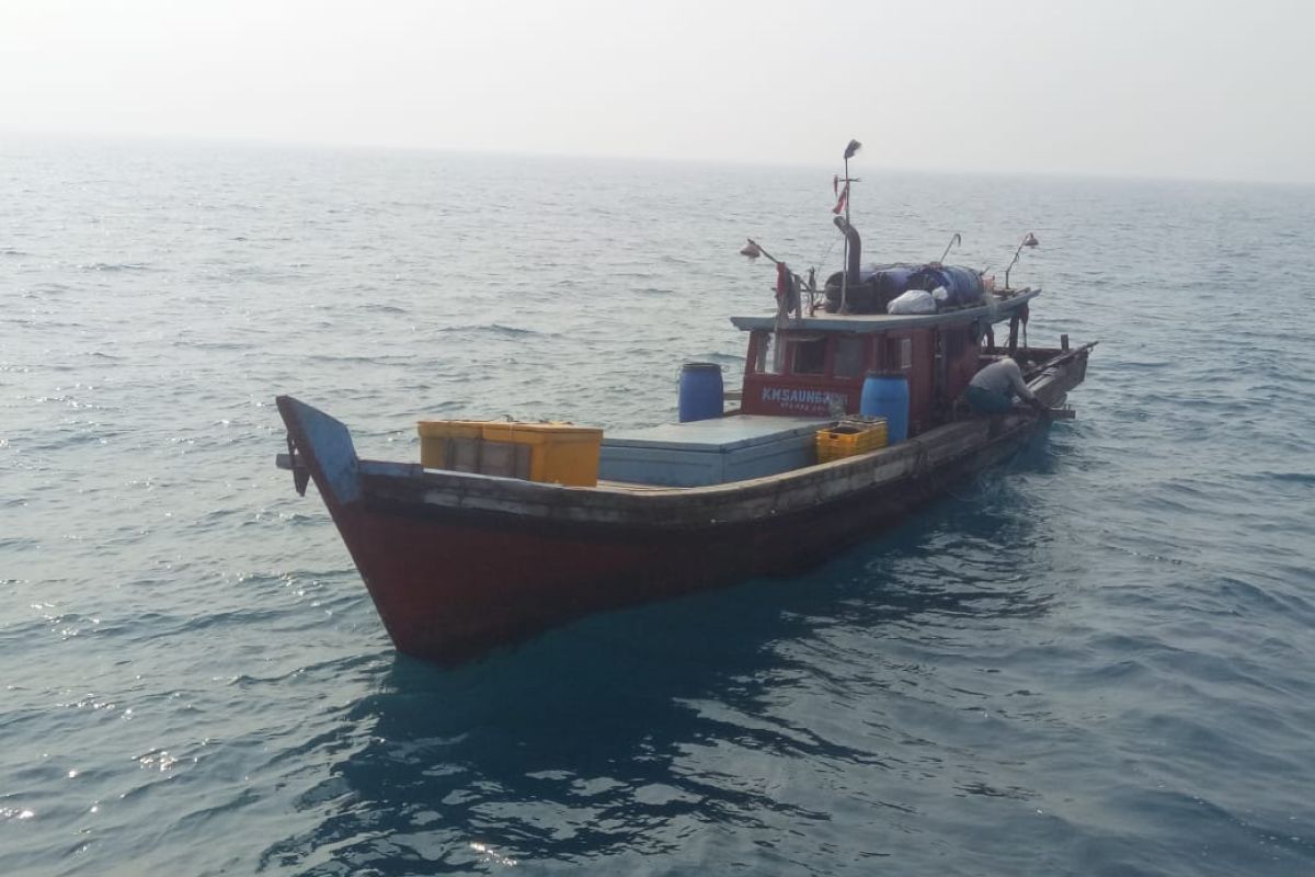 Two fishing boats impounded for using trawls