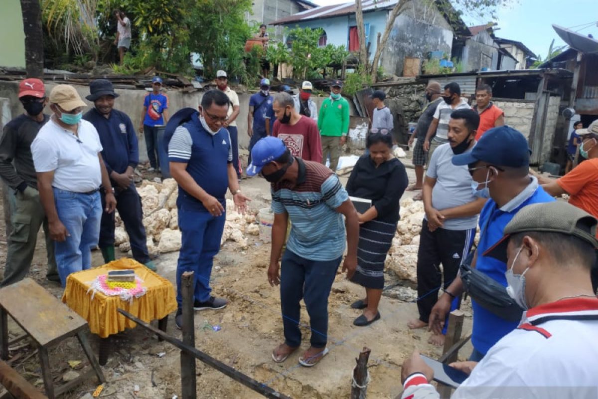 Bupati Tanimbar bedah rumah warga miskin di Saumlaki