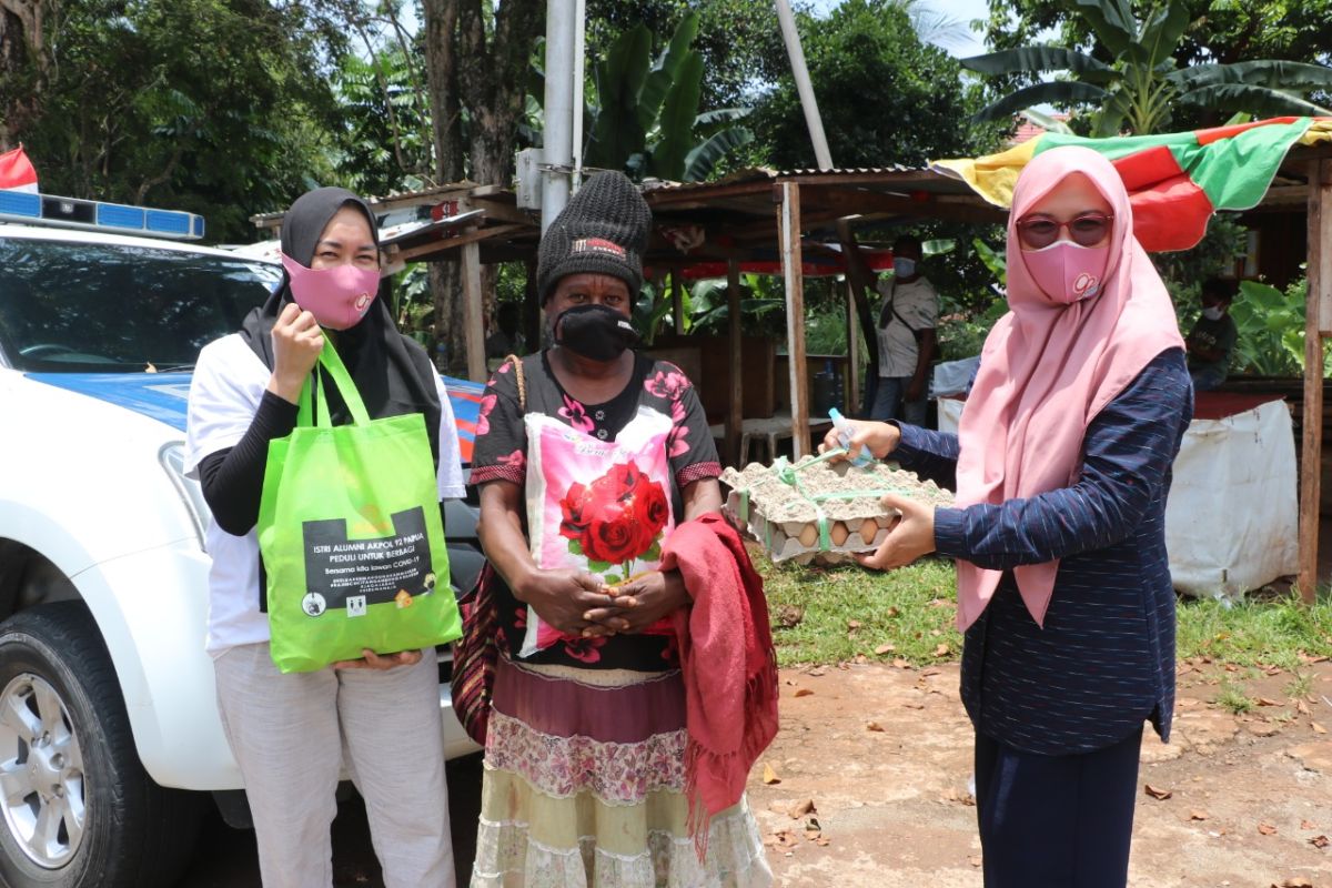 Istri Akpol 92 bagi sembako warga terdampak COVID-19 Kota Jayapura