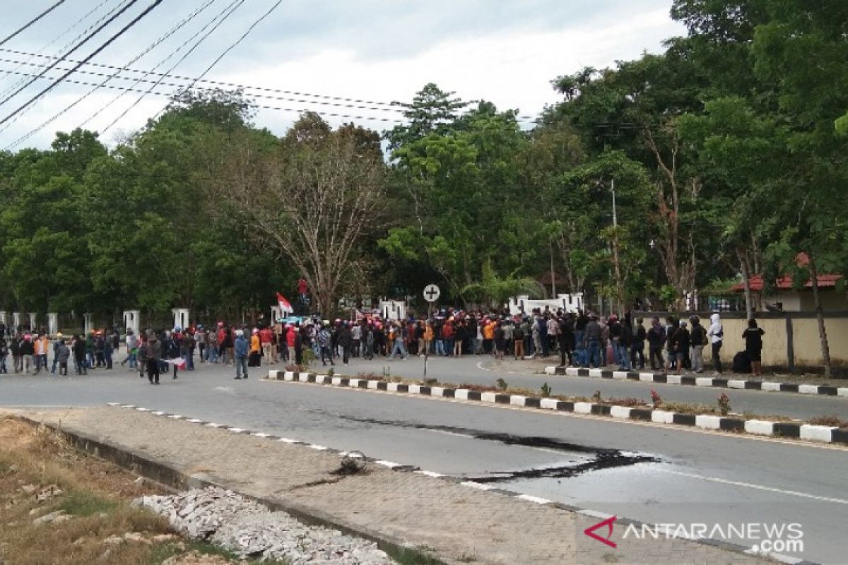 Mahasiswa demo tuntut  keadilan kematian dua mahasiswa UHO Kendari