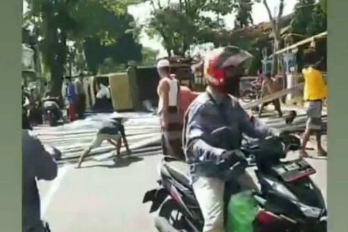 Truk terguling, ruas jalan raya Mantang-Mataram macet